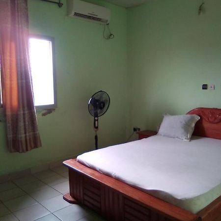 Hotel Kdv Bonaberi Bagian luar foto