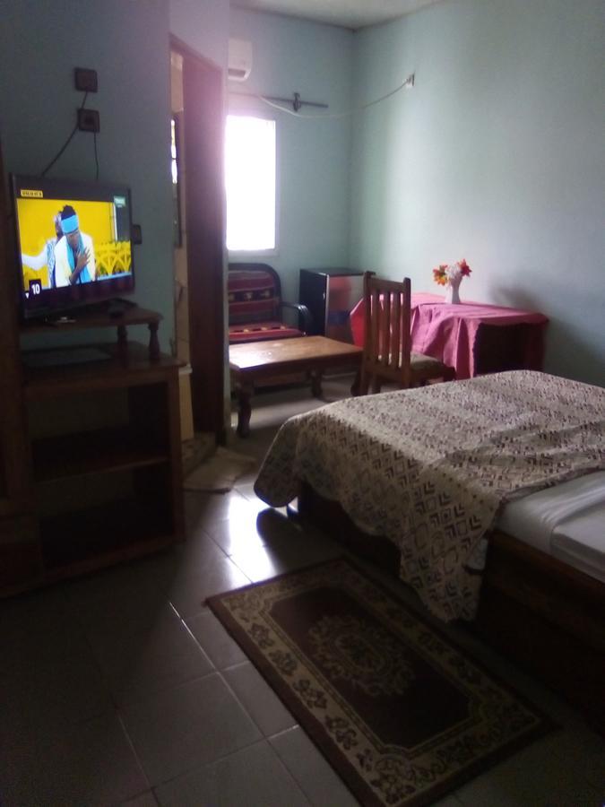 Hotel Kdv Bonaberi Bagian luar foto