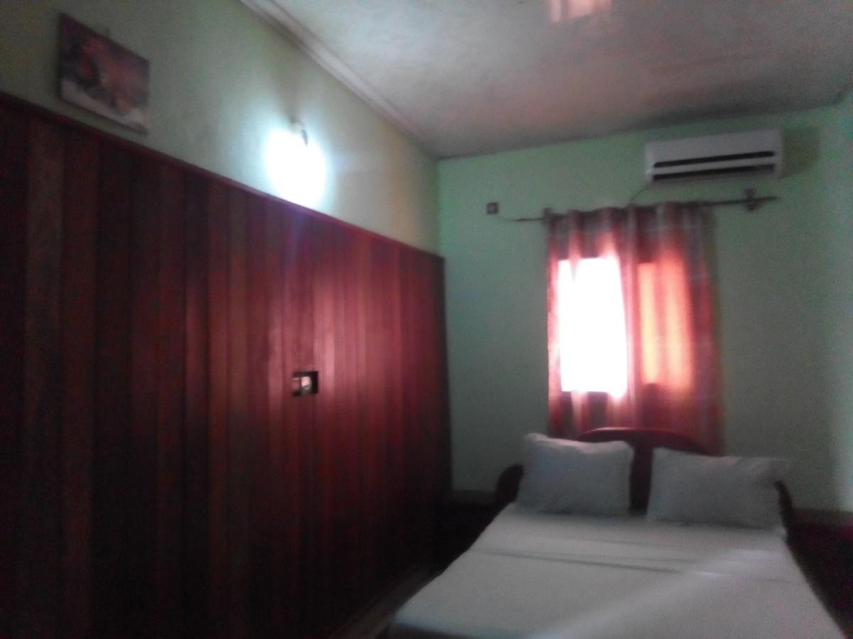 Hotel Kdv Bonaberi Bagian luar foto
