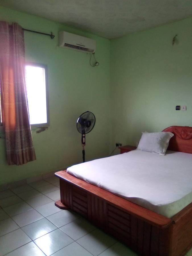 Hotel Kdv Bonaberi Bagian luar foto